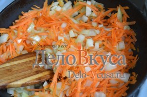 Как приготовить голубцы: Обжарить морковку и лук на растительном масле