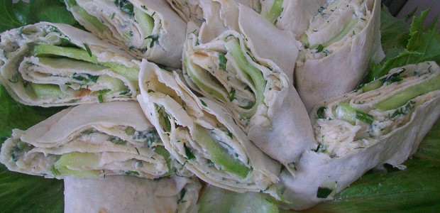 Закуска из лаваша с плавленым сыром, огурцами, чесноком и зеленью