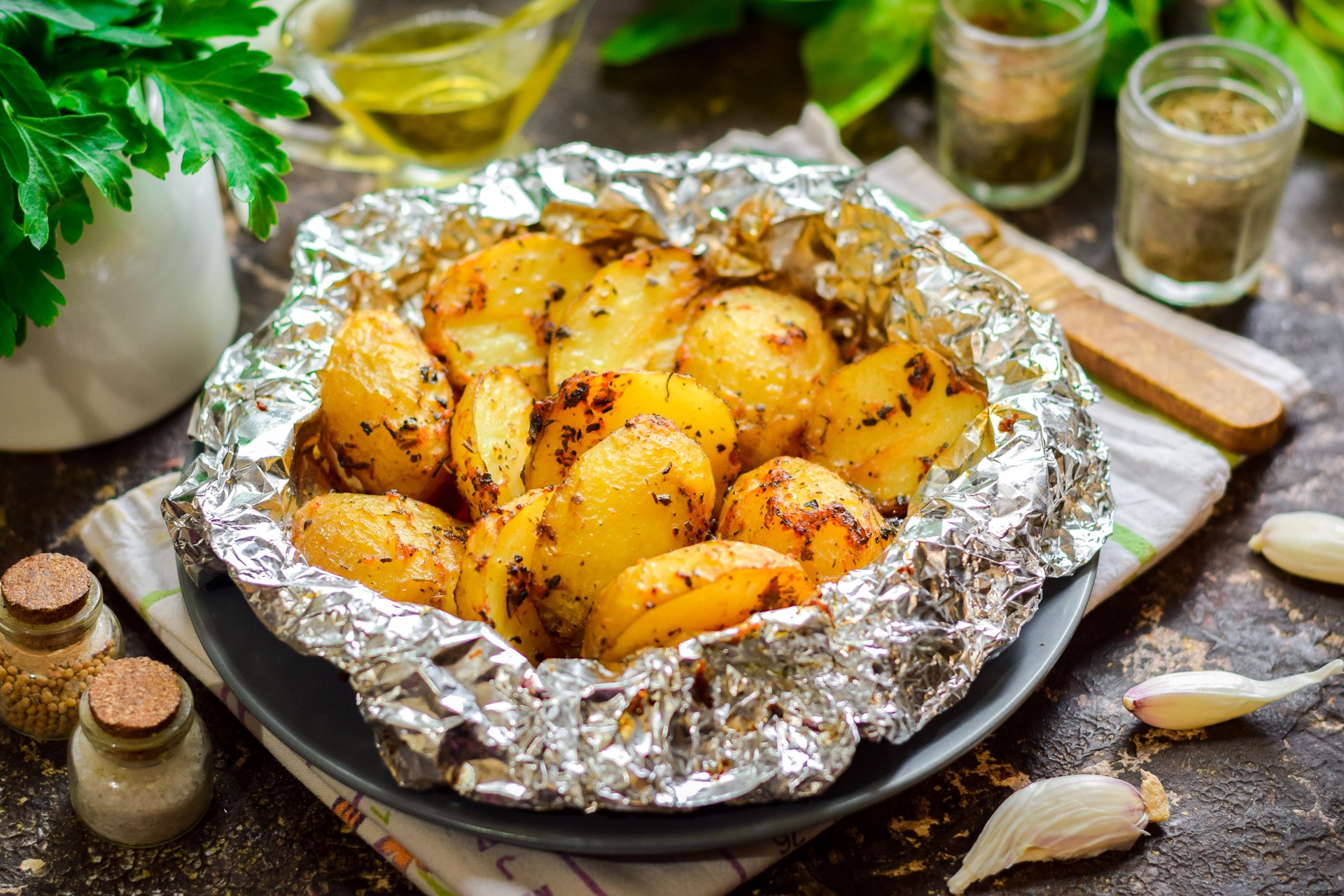 Картошка и чеснок в фольге в духовке