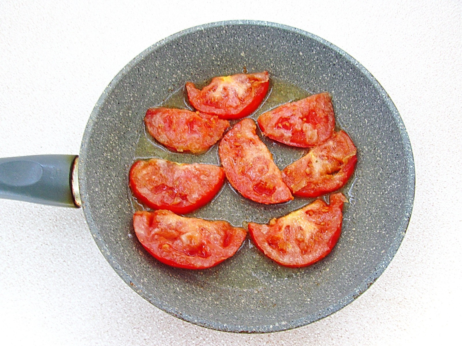 Яичница с брынзой и помидорами