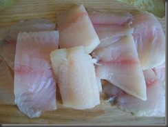 Тушеная рыба под соусом из сметаны: фото к шагу 1.