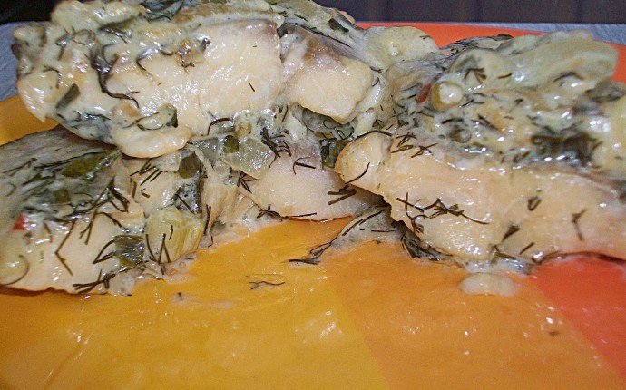 Тушеная рыба под соусом из сметаны