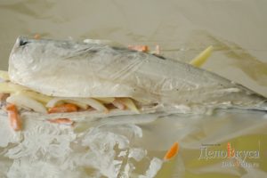 Скумбрия запеченная в фольге: Нафаршировать рыбу
