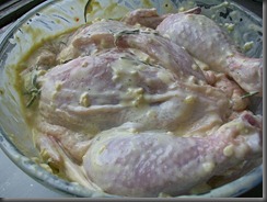 Курица запеченная в духовке: Смазываем курицу маринадом