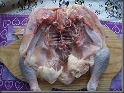 Курица запеченная в духовке: Разрезать курицу