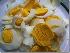 Салат из свежей капусты: Порезать вареные яйца