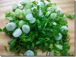 Салат из свежей капусты: Порезать зеленый лук