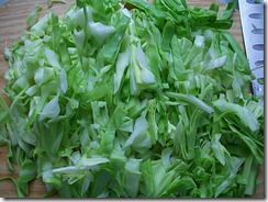 Салат из свежей капусты: Порезать капусту
