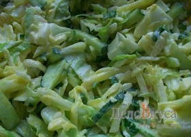 Салат из свежей капусты, орурцов и редиски