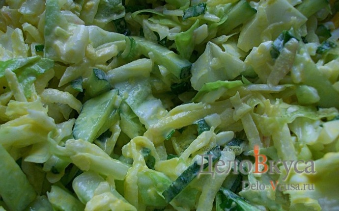 Салат из свежей капусты, огурцов и редиски