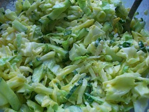 Салат из свежей капусты, огурцов и редиски