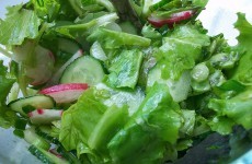 Салат из редиски и огурца