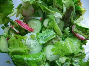 Салат из редиски, огурца и листового салата
