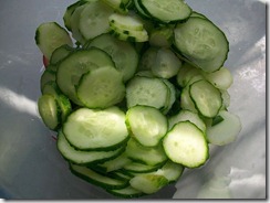 Салат из редиски и огурцов: Огурцы порезать колечками