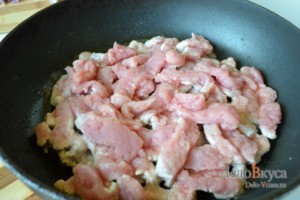 Бефстроганов из свинины: Кладем мясо в розогретую сковородку с растительным маслом