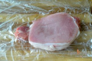 Отбивные из свинины: Мясо кладем в кулек