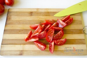 Салат из помидор (томатов) с бальзамическим уксусом: фото к шагу 3.