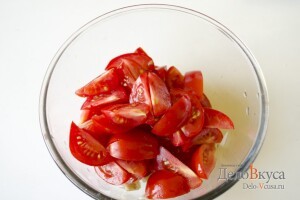 Салат из помидор (томатов) с бальзамическим уксусом: фото к шагу 4.