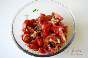 Салат из помидор (томатов) с бальзамическим уксусом: фото к шагу 7.