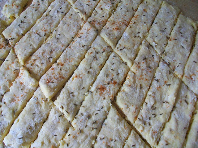 Сырные палочки: Посыпать тмином и перцем