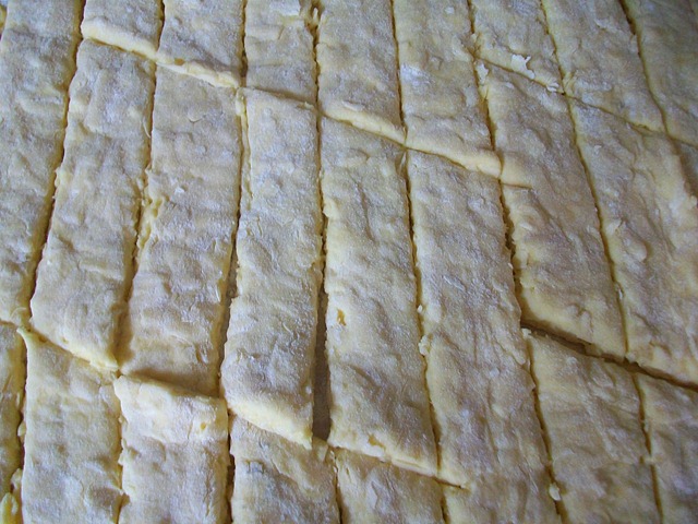Сырные палочки: Разрезать тесто