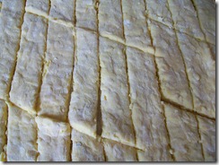Сырные палочки: Разрезать тесто