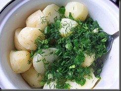 Вареная картошка: Добавить к картошке зелень и масло
