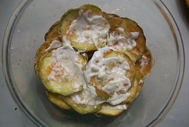 Смазать кабачки чесночным соусом