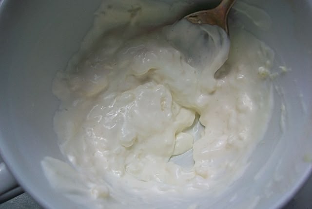 Смешать чеснок с майонезом и специями