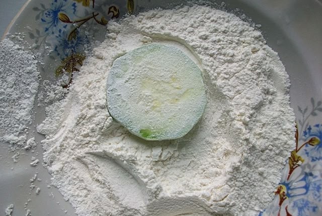 Обвалять кабачки в муке