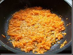 Тушеная рыба в томатном соусе: Обжарить морковку