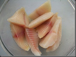 Тушеная рыба в томатном соусе: Порезать рыбу