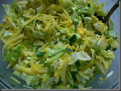 Салат из свежей капусты, огурцов и редиски: Добавить соль и перец