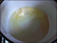 Соус Бешамель с яйцом: Кладем масло в сотейник