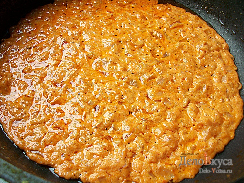 Розовый соус с луком и чесноком