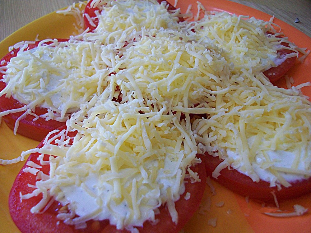 Помидоры сыр чеснок сметана. Помидоры с сыром и чесноком. Помидоры с сыром и чесноком и майонезом. Помидоры под сыром. Помидорки с сыром и чесноком.