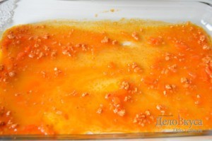 Лазанья: На дно формы выкладываем немного соуса