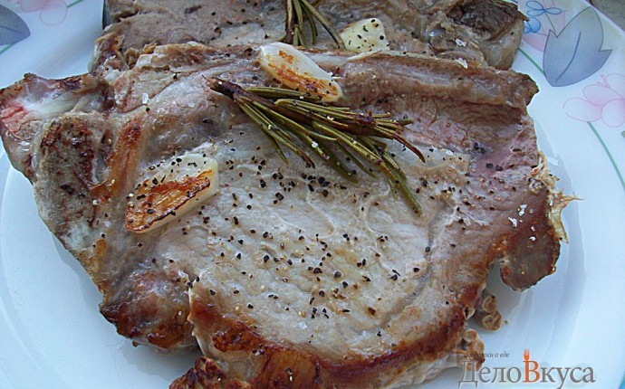 Свиные стейки с розмарином и чесноком жареные без масла