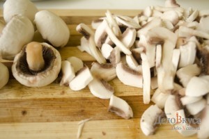 Жареные грибы со сметаной. Шампиньоны жареные: фото к шагу 1.