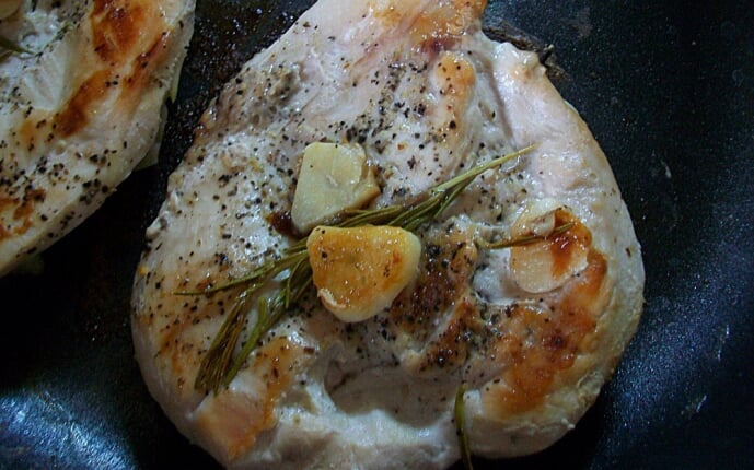 Куриное филе с розмарином и чесноком. Курица жареная без масла: фото к шагу 7.