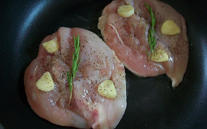 Куриное филе с розмарином и чесноком. Курица жареная без масла: фото к шагу 5.