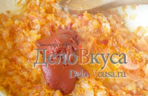 Томатный соус для тефтелей: Добавить томатную пасту