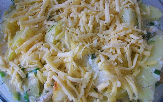 Запечённая картошка со сметаной и сыром: фото к шагу 13.