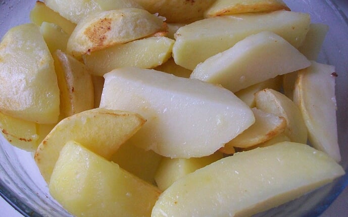 Запечённая картошка со сметаной и сыром: фото к шагу 4.