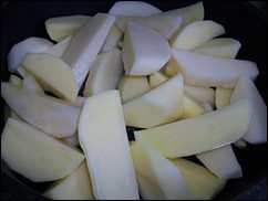 Запечённая картошка со сметаной и сыром: фото к шагу 2.