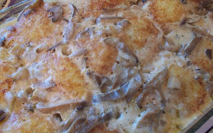Картофельные драники с мясом под грибным соусом: фото к шагу 22.