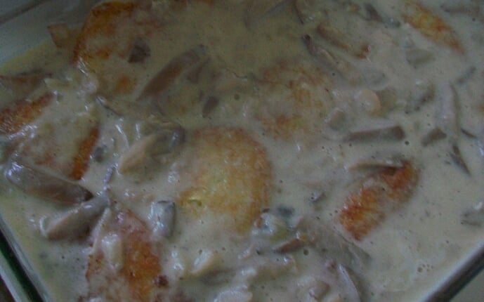Картофельные драники с мясом под грибным соусом: фото к шагу 21.