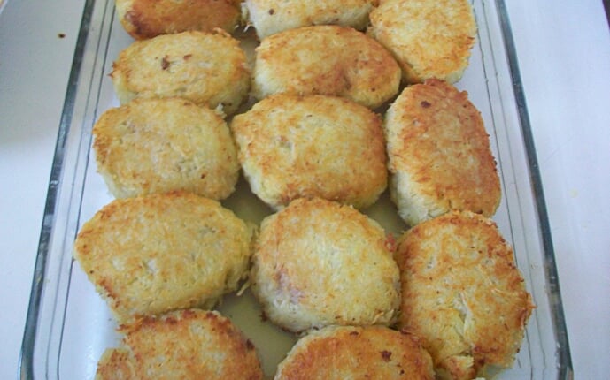 Картофельные драники с мясом под грибным соусом: фото к шагу 15.