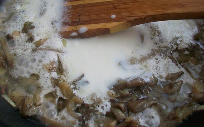 Картофельные драники с мясом под грибным соусом: фото к шагу 20.