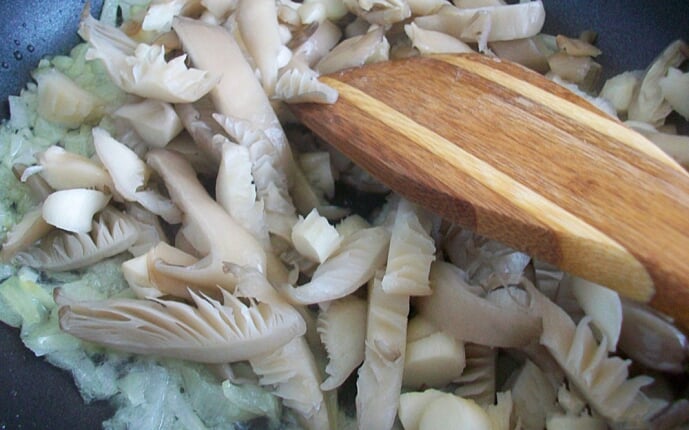 Картофельные драники с мясом под грибным соусом: фото к шагу 19.